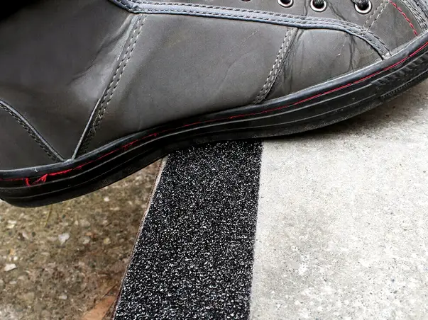 banda antialunecare autoadeziva cu granulatie grosiera gri scari podele s3