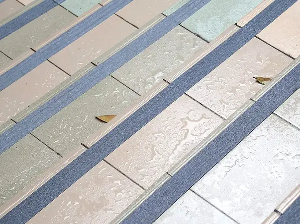 banda antialunecare autoadeziva cu granulatie grosiera gri scari podele s4