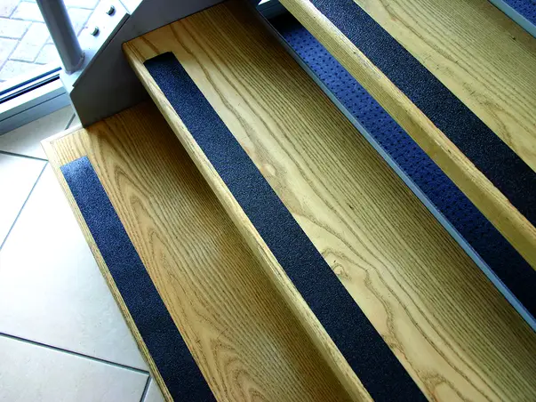 banda antialunecare autoadeziva cu granulatie grosiera negru scari podele s3