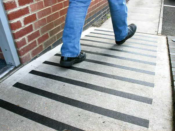 banda antialunecare autoadeziva cu granulatie grosiera negru scari podele s4