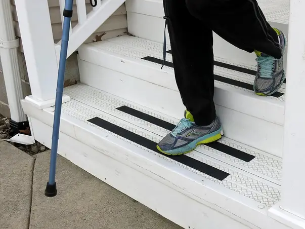 banda antialunecare autoadeziva cu granulatie grosiera negru scari podele s5