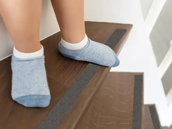 banda antiderapanta autoadeziva gri rola latime 2cm s5