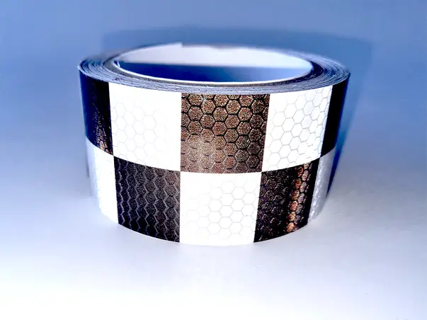 banda autoadeziva reflectorizanta patrate alb negru 2