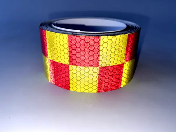 banda autoadeziva reflectorizanta patrate galben rosu 2