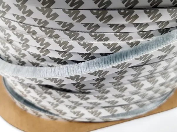 banda autoadeziva tip perie pentru etansare ferestre usi glisante dressing uri 1
