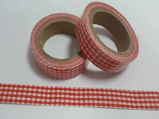 banda decorativa patratele rosii