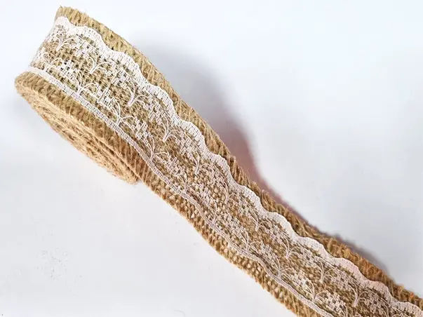 banda iuta cu dantela alba