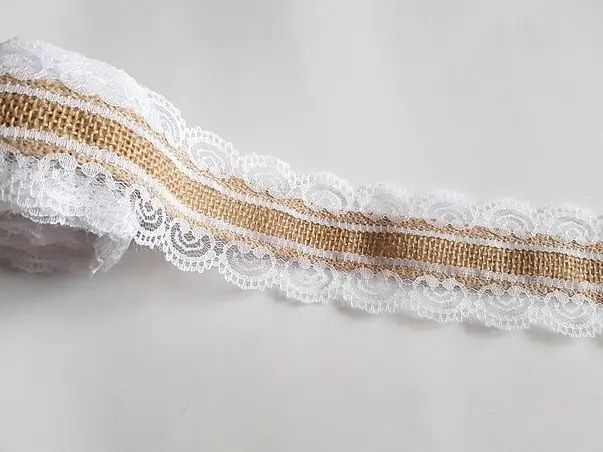 banda iuta cu dantela alba pe margini