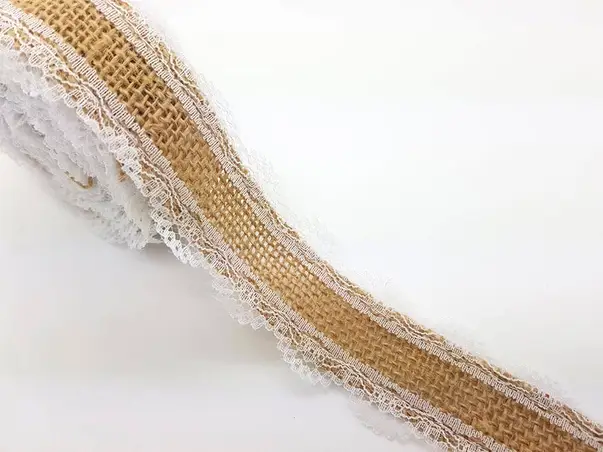 banda iuta cu dantela alba pe margini model 3