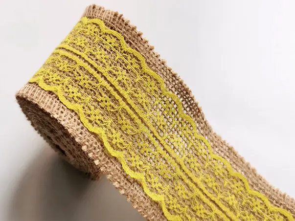 banda iuta cu dantela galbena
