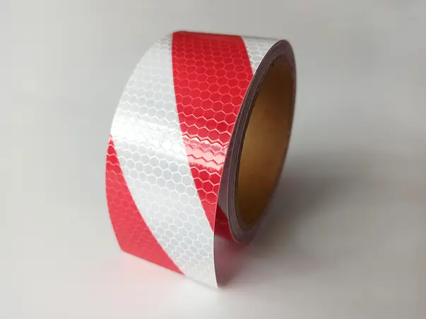 banda reflectorizanta autoadeziva de contur alb rosu pentru siguranta rutiera s1