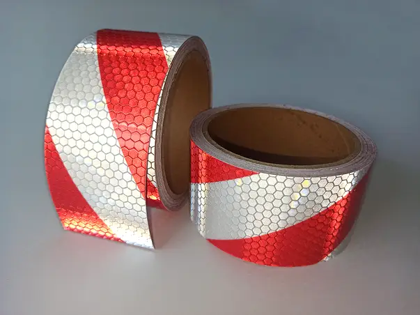 banda reflectorizanta autoadeziva de contur alb rosu pentru siguranta rutiera s3