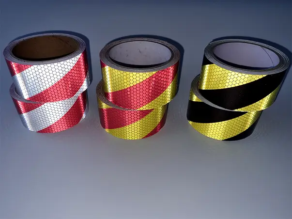 banda reflectorizanta autoadeziva de contur alb rosu pentru siguranta rutiera s5