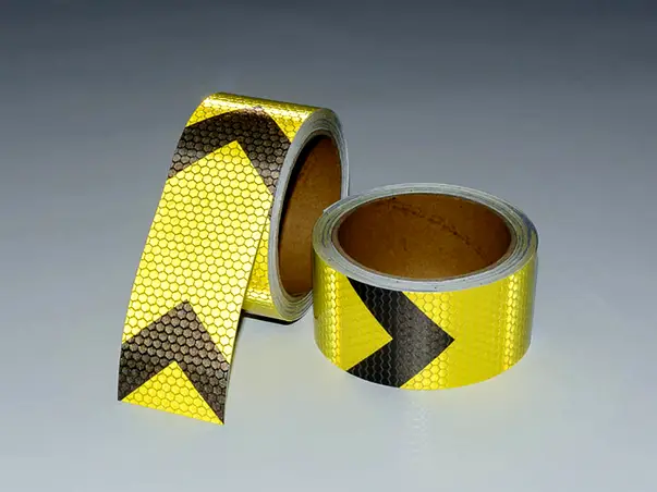 banda reflectorizanta autoadeziva de contur cu sageti galben negru pentru siguranta rutiera s3