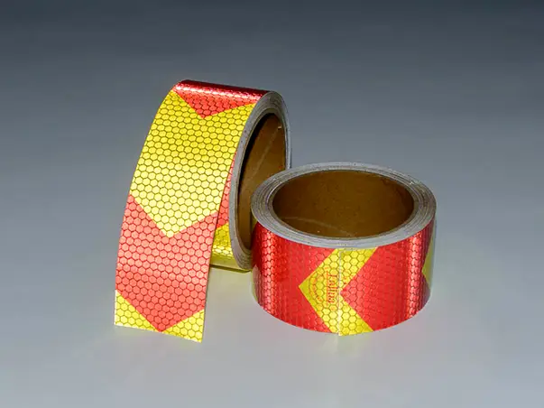 banda reflectorizanta autoadeziva de contur cu sageti galben rosu pentru siguranta rutiera s3