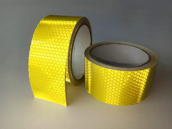 banda reflectorizanta autoadeziva de contur galben pentru siguranta rutiera rola s3