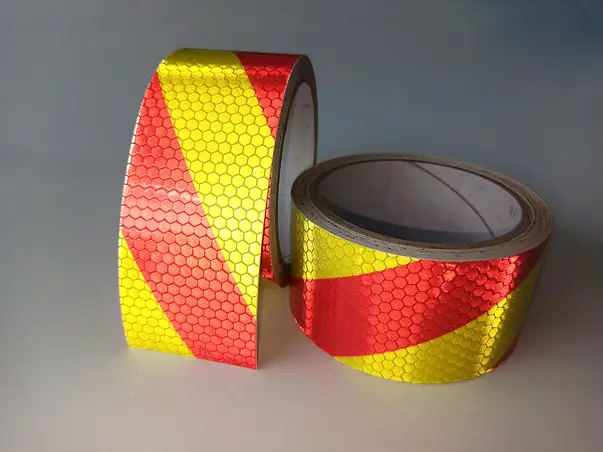 banda reflectorizanta autoadeziva de contur galben rosu pentru siguranta rutiera s3
