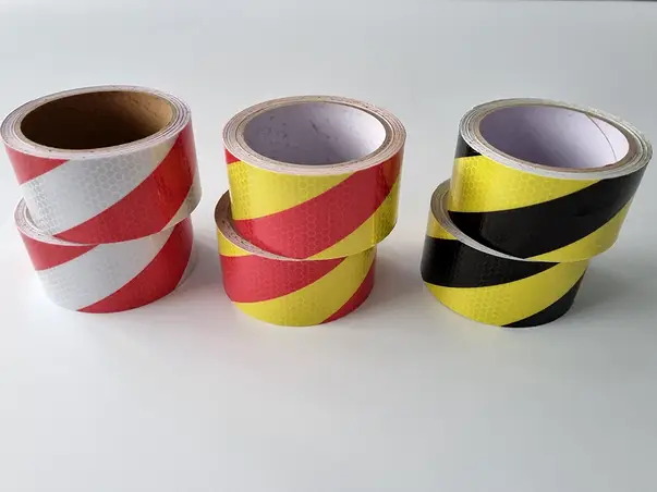 banda reflectorizanta autoadeziva de contur galben rosu pentru siguranta rutiera s4