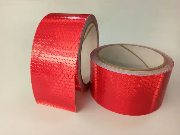 banda reflectorizanta autoadeziva de contur rosu pentru siguranta rutiera rola s3