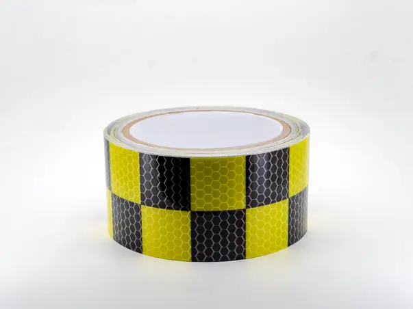 banda reflectorizanta autoadeziva de culoare galben negru pentru siguranta rutiera rola 1