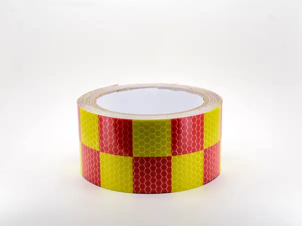 banda reflectorizanta autoadeziva de culoare galben rosu pentru siguranta rutiera rola 1
