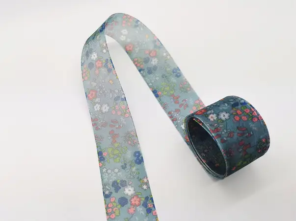 banda satin albastra cu flori 4 cm