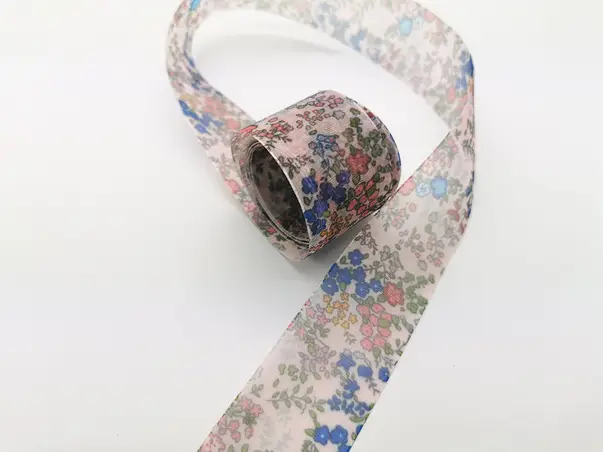 banda satin bej cu flori colorate 4 cm