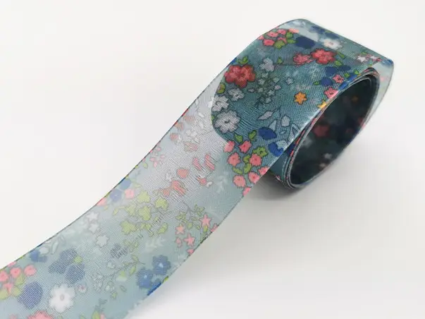 banda satin folina albastra cu flori 4 cm 10 m