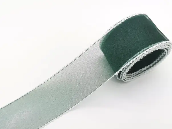 banda satin folina verde cu margini albe 4 cm 10 metri