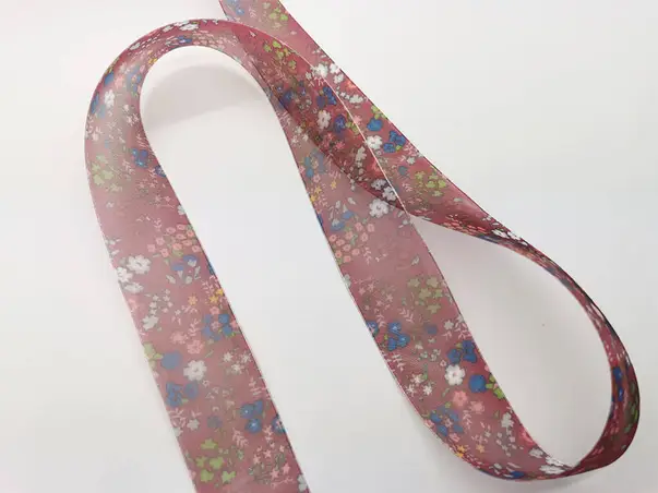 banda satin visinie cu flori 4 cm