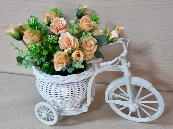 bicicleta decorativa alba cu flori artificiale bej