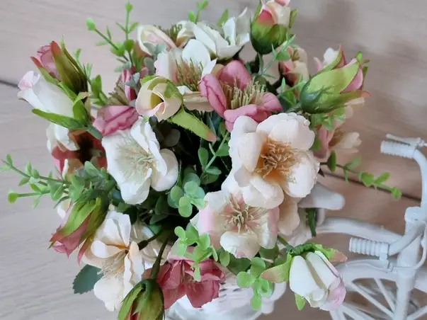 bicicleta decorativa alba cu flori artificiale crem