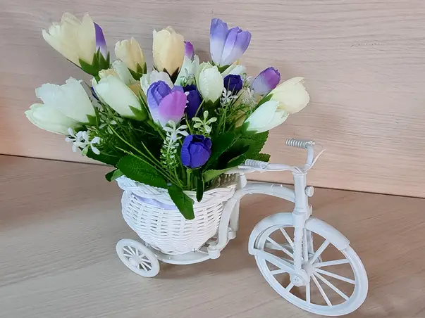 bicicleta decorativa alba cu flori artificiale mov