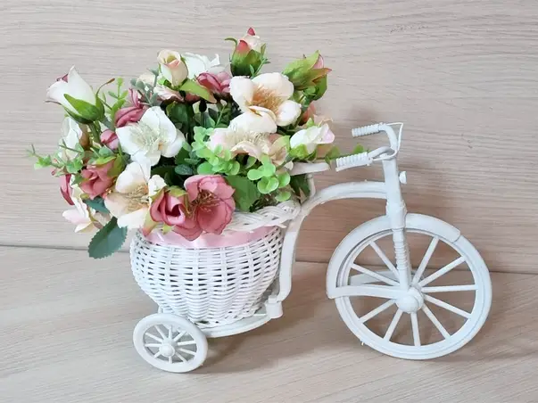 bicicleta decorativa cu flori artificiale crem