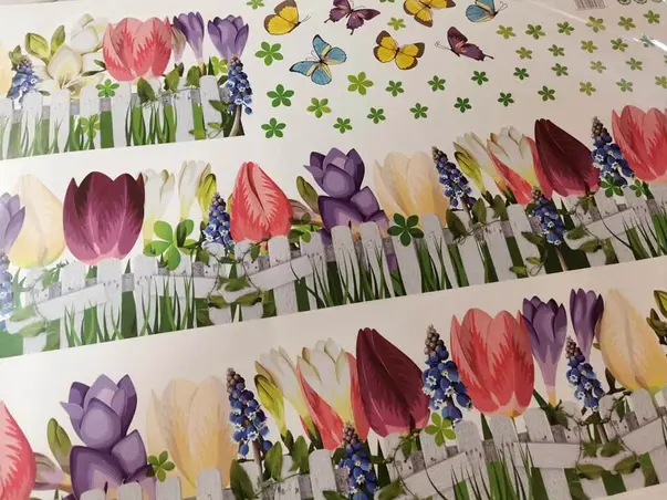 bordura autoadeziva gard cu flori colorate si fluturi