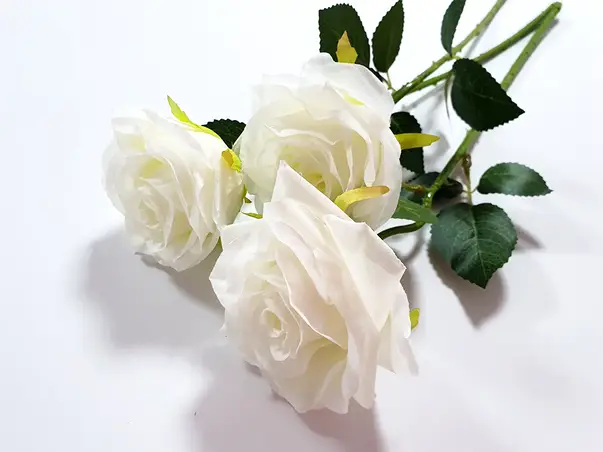 buchet 3 trandafiri artificiali albi