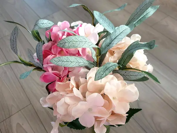 buchet cu hortensii si crengute verzi