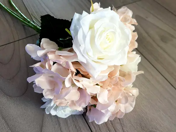 buchet cu trandafiri artificiali albi