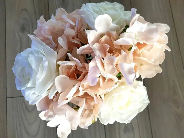 bughet cu trandafiri albi si hortensii crem