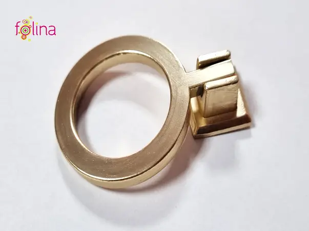 buton metalic in forma de cerc auriu mat