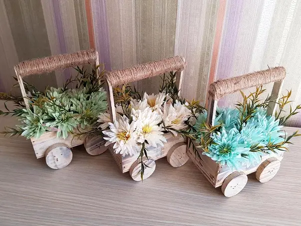carucior decorativ din lemn cu aranjament flori artificiale