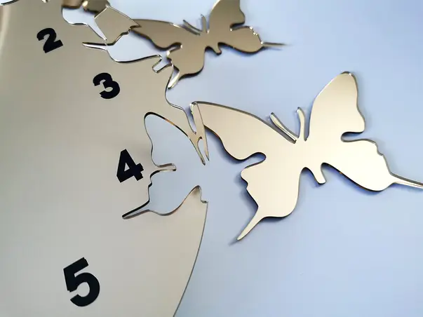 ceas de perete cu fluturi aurii