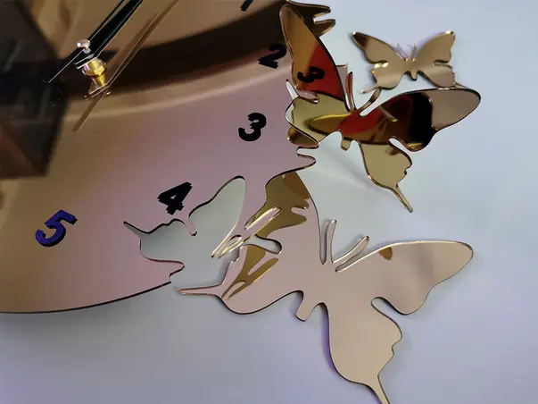 ceas de perete cu fluturi din oglinda aurie