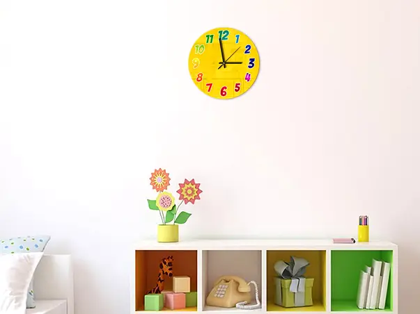 ceas de perete galben