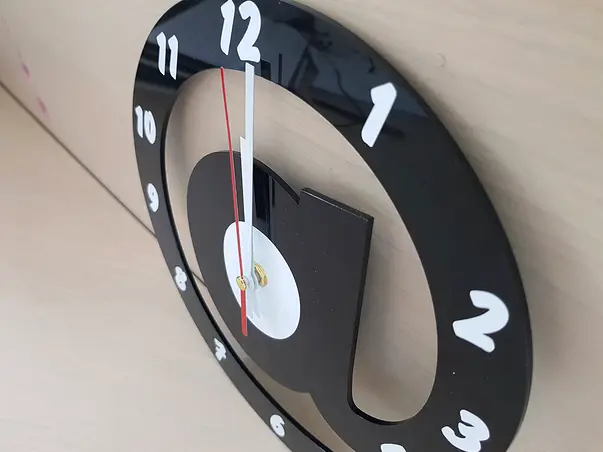 ceas perete camera adolescent