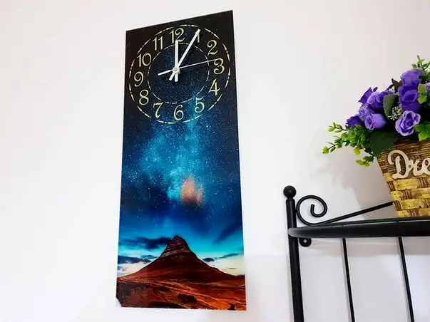 ceas perete cer instelat