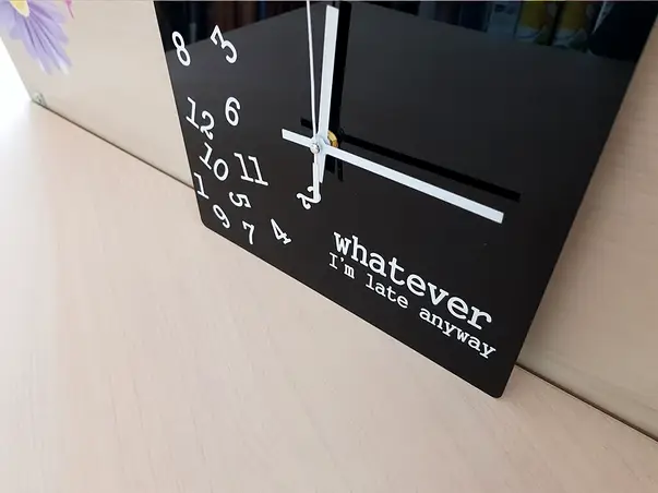 ceas perete negru cu mesaj