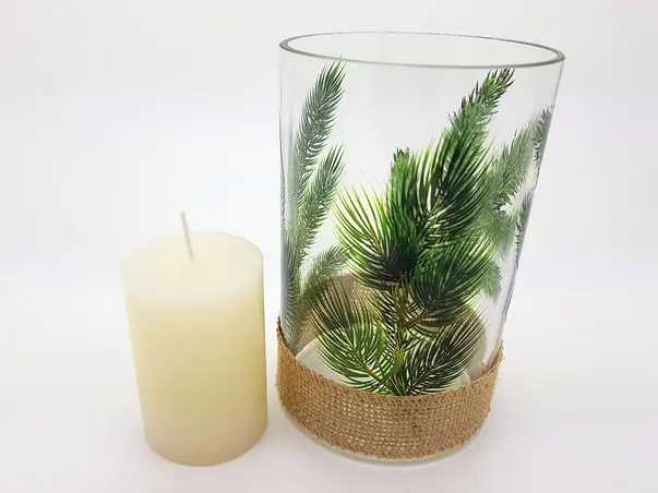 cilindru din sticla cu lumanare si brad