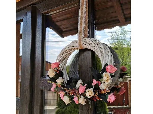 coronita alba folina cu flori artificiale roz 30 cm