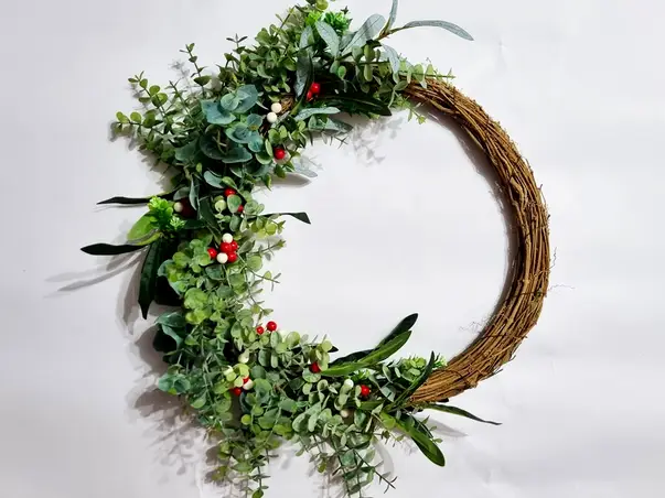 coronita craciun cu plante verzi si stamine rosii si albe